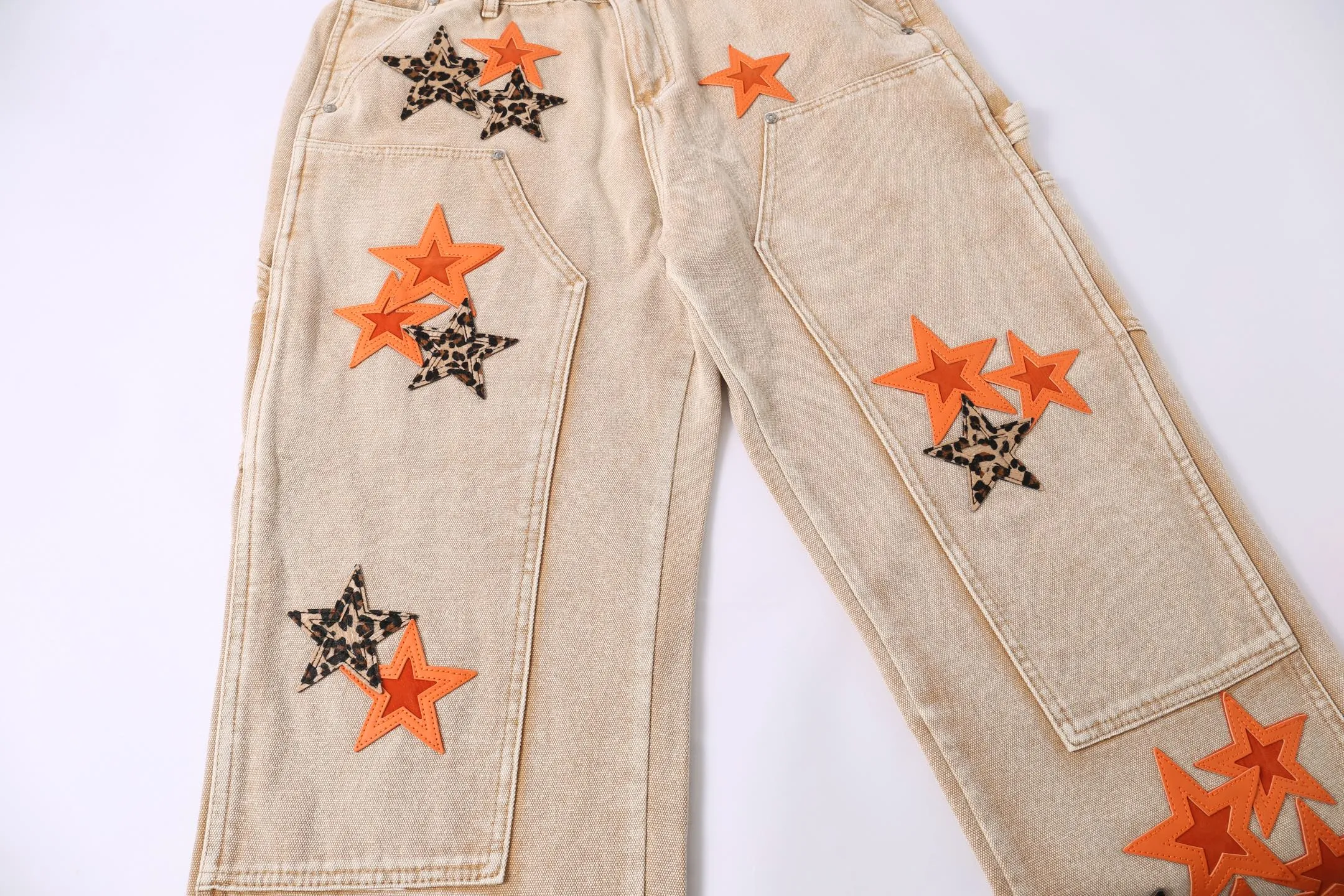 p310 Style number: H886 Crow Heart & 𝐂𝐡𝐫𝐨𝐦𝐞 𝐇𝐞𝐚𝐫𝐭 ss25 new Fontainebleau limited workwear logging pants leopard print orange star patchwork couple style loose jeans. Styles with different washed textures are very friendly to people with thin legs. The slightly flared version perfectly modifies the leg shape. The timeless and moderate length makes it easy to match and match. It is the basis for various styles and is a must-have in your wardrobe! The fabric is stiff but also makes the upper body soft without losing texture. The washing process is even more perfect. It is a must-have item for everyone! ! ! Washed wheat, tag, pants label, three labels complete Color: Khaki Size: 28-30-32-34-36